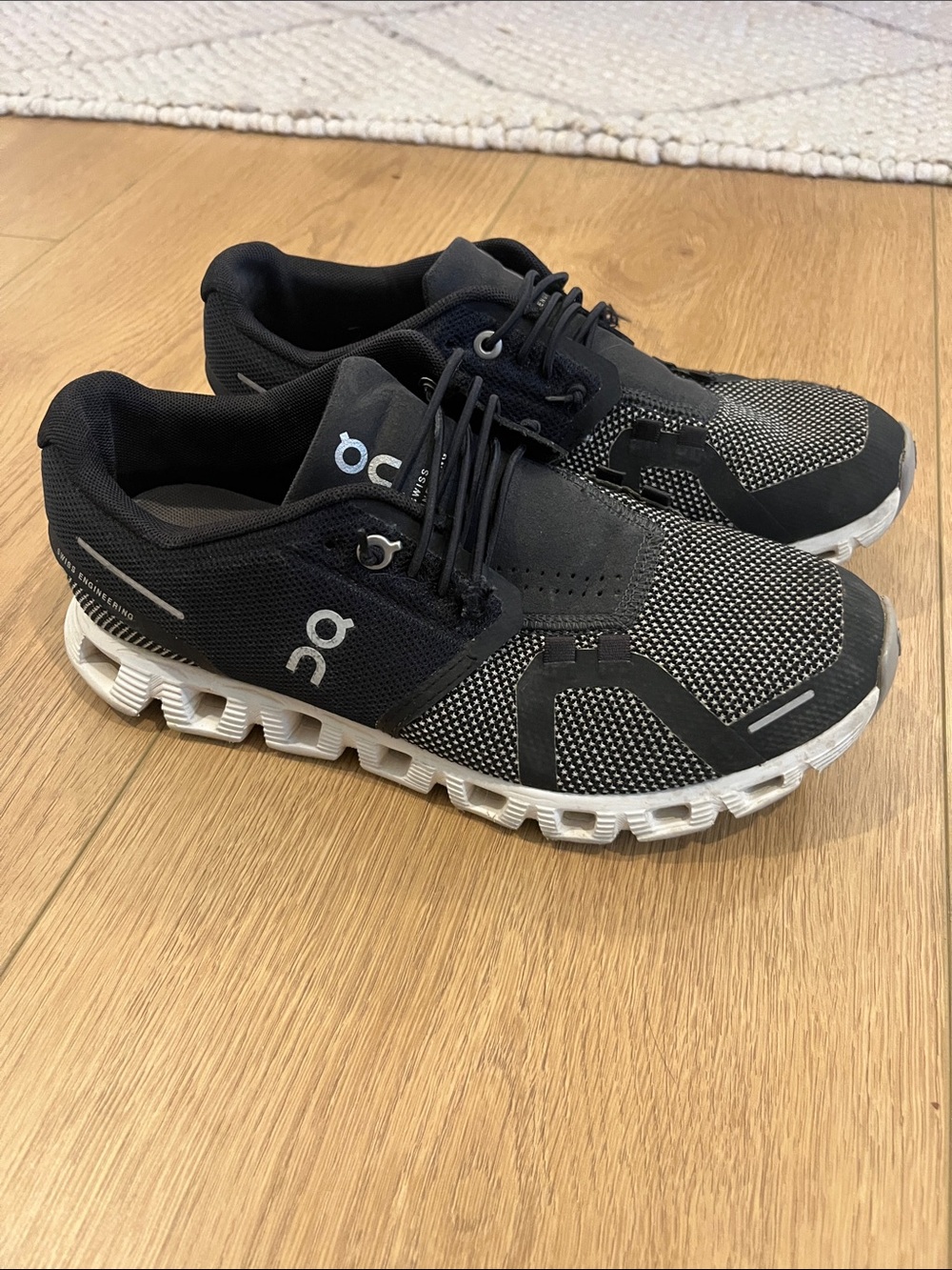 On Cloud 5 size 7 women’s Black & White Running Shoes - Picture 7 of 7